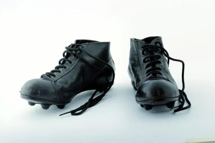 Los botines usados por Honorino Landa forman parte de la muestra Mundial de Fútbol: Chile 1962. (Foto: Museo de la Moda).