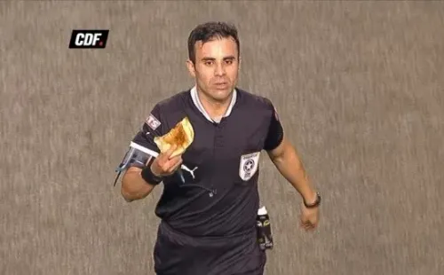 Piero Maza es protagonista de una de las imágenes más cómicas del fútbol chileno. En pleno partido le lanzaron, sí, un empanada. | Foto: Archivo