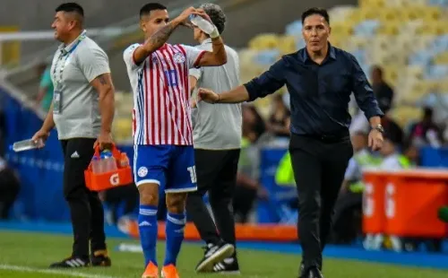 Eduardo Berizzo busca clasificar y sacarse la espinita de su ciclo en Paraguay. (Foto: Agencia Uno)