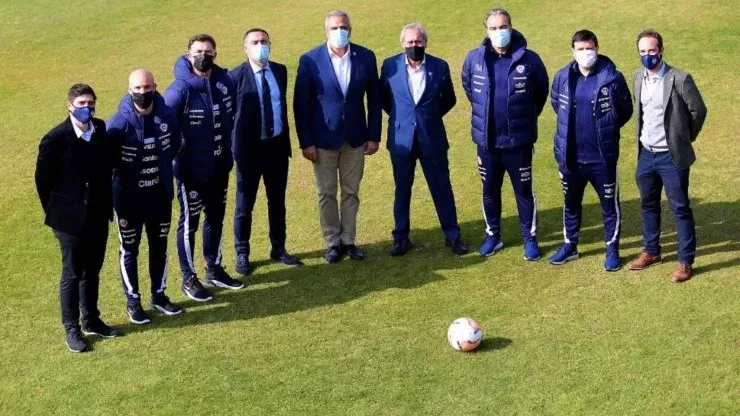 Cagigao en la presentación de Martín Lasarte junto al directorio. Hoy pocos quieren salir en la foto con el director deportivo nacional