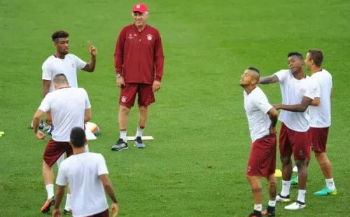Ancelotti observa sonriente las jugarretas de Vidal y sus compañeros en el entrenamiento del Bayern Múnich. | Foto: Getty