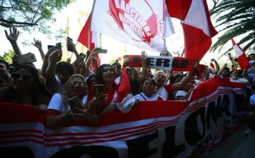 La hinchada peruana en masa apoyando a su selección en España (Foto: Daniel Apuy/Depor)