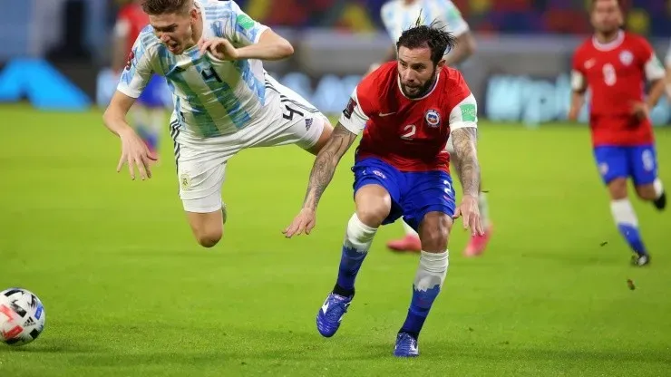 Eugenio Mena debutó con la selección chilena en 2010 y suma 66 partidos y tres goles en La Roja de Todos