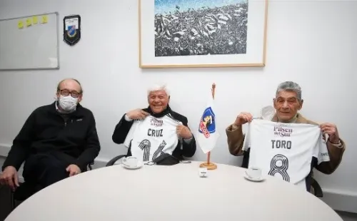 Chita Cruz y Jorge Toro junto al presidente de Colo Colo Alfredo Stöhwing (Foto: Colo Colo)