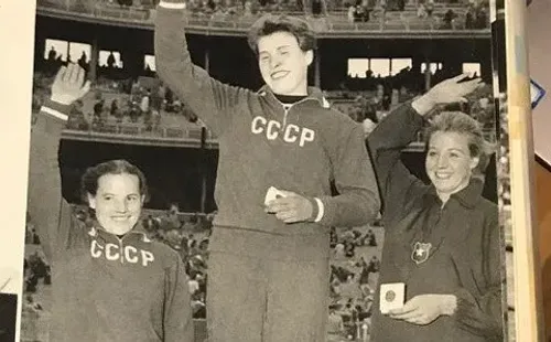 Marlene Ahrens en el podio de Melbourne 1956 | Foto: Archivo Personal