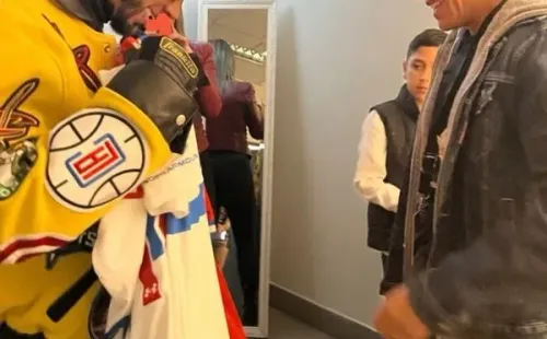 Anuel recibiendo los regalos en el sector de camarines.