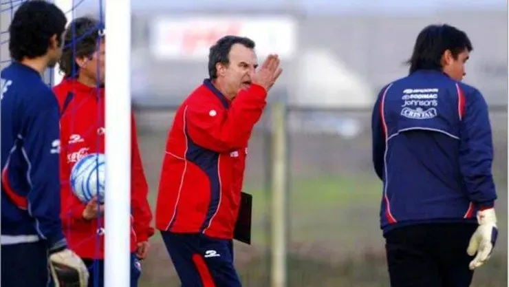 OK. No es la mejor foto. Pero es histórica, porque a la izquierda aparecen Daniel Morón y Mauricio Viana mientras Marcelo Bielsa reta a los jugadores de la selección chilena en 2007.