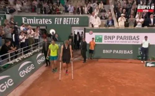 Rafa Nadal acompañó a Zverev para anunciar que abandonaba el partido. | Foto: ESPN