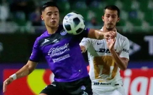 MAZATLAN, MEXICO - SEPTIEMBRE 18: Nicolas Díaz (I) del Mazatlan y Pablo Bennevendo (D) del Pumas disputan el balon durante el juego de la jornada 9 del Torneo GRITA MEXICO Apertura 2021 de la Liga BBVA MX en el Estadio Kraken el 18 de Septiembre del 2021 en Mazatlan, Mexico. FOTO: DANIEL SANTANA/JAM MEDIA/AGENCIAUNO