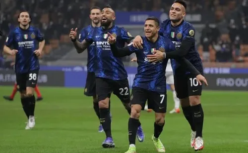 Alexis y Vidal son noticia en Italia a espera que sus salidas de Inter le den el espacio a Dybala.