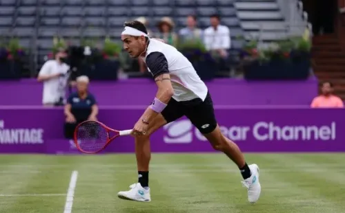 Alejandro Tabilo sobre pasto