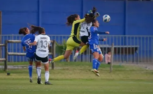 Un choque entre Javiera Grez y una defensora de la U preocupó a todos en el CDA, pero no pudieron atenderla como corresponde. | Foto: Colo Colo