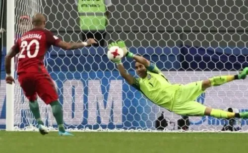 Bravo atajando contra Portugal el 2017 en Copa Confederaciones (Getty)