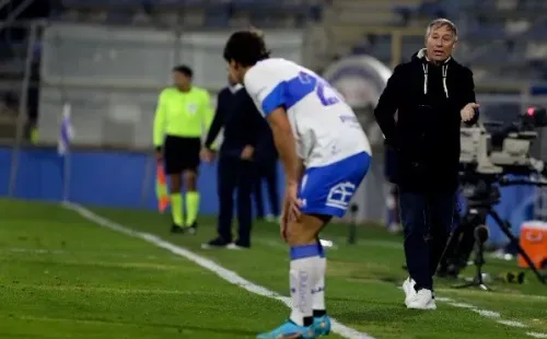 Los Cruzados se encomiendan a Ariel Holan para seguir soñando. | Foto: Agencia Uno