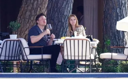 Elon Musk coquetea con actriz de 27 años.(Foto: Page Six)