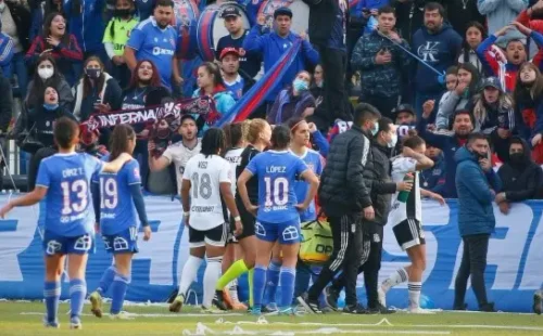 Los proyectiles saltaron a la cancha desde una de las tribunas mecano. (Foto: Colo Colo)