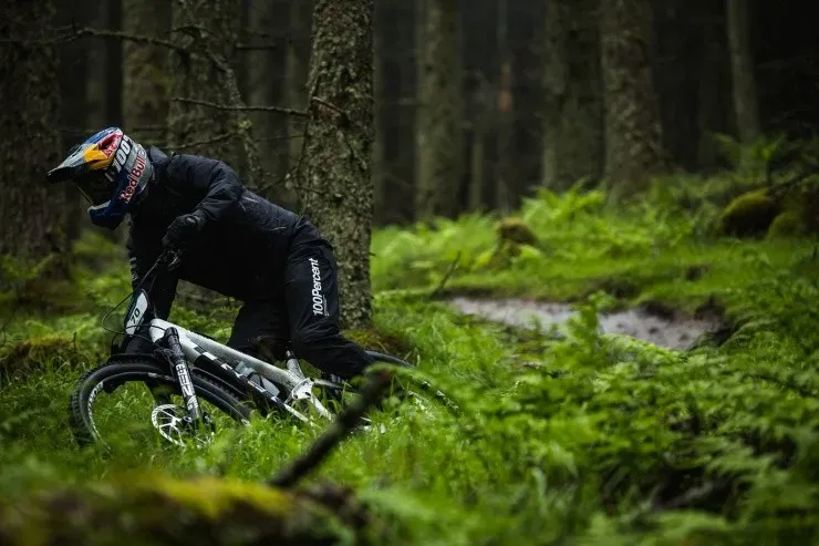 Pedro Burns regresa al Enduro World Series en Escocia tras una grave lesión en el 2021. Foto: Red Bull Content Pool.