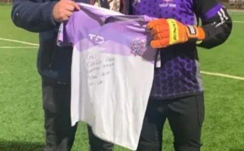 La camiseta que los viejos cracks del SAU le regalaron a Jaime García.