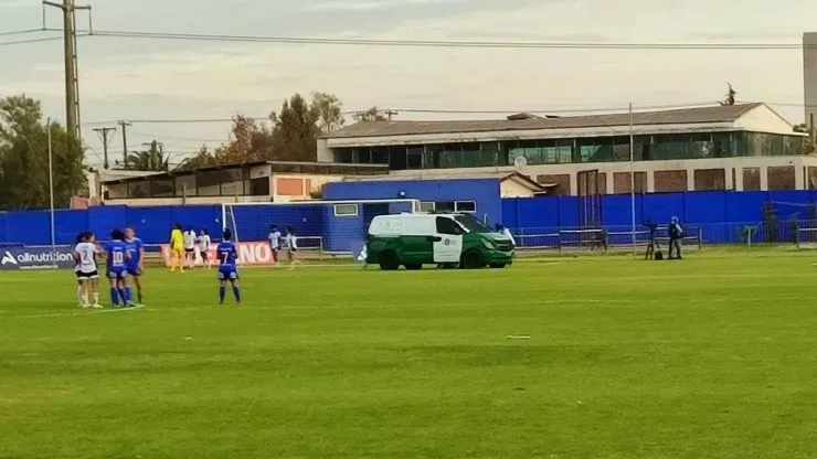 El ingreso de un vehículo policial permitió brindarle atención de urgencia Javiera Grez después de un choque que le hizo perder el conocimiento