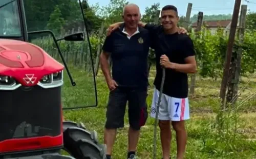 Alexis Sánchez sigue de cerca el proceso de sus vinos. Foto: Instagram