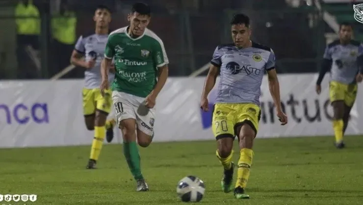 Wilson Gutiérrez y Misael Llantén dan cuenta de la intensidad del partido bajo la fría noche andina