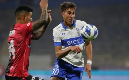 Diego Valencia es otro de los jugadores que puede salir al extranjero y dejar una suma importante para Universidad Católica. Foto: Agencia Uno