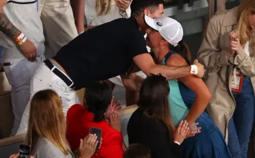 Iga Swiatek y su abrazo conRobert Lewandowski entre los festejos de campeona de Roland Garros.