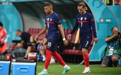 Griezmann le cuida las espaldas a Mbappé y lo defendió con todo. | Foto: Getty