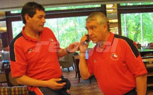 El DT José Sulantay hablando con un celular que parece de la prehistoria a estas alturas