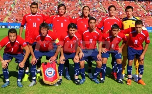 La base del equipo chileno del 2007 con Vidal, Alexis, Isla y Gary.