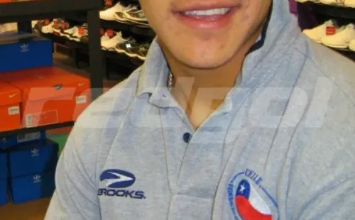 Alexis Sánchez muy sonriente en una tienda de zapatillas