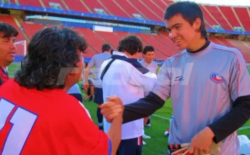 Toselli saluda a los hinchas de la Roja.