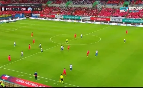 Paulo Díaz y Gary Medel se chocaron en la mitad de la cancha, lo que complicó a la defensa de Chile. Foto: Estadio TNT.