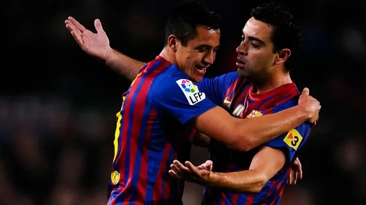 Xavi Hernández fue compañero de Alexis Sánchez en Barcelona y ahora puede convertirse en su entrenador