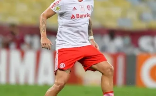 Carlitos Palacios no lo pasó bien en Internacional: César Bravo explica que hay que mimarlo como a Chupete Suazo para que la rompa.