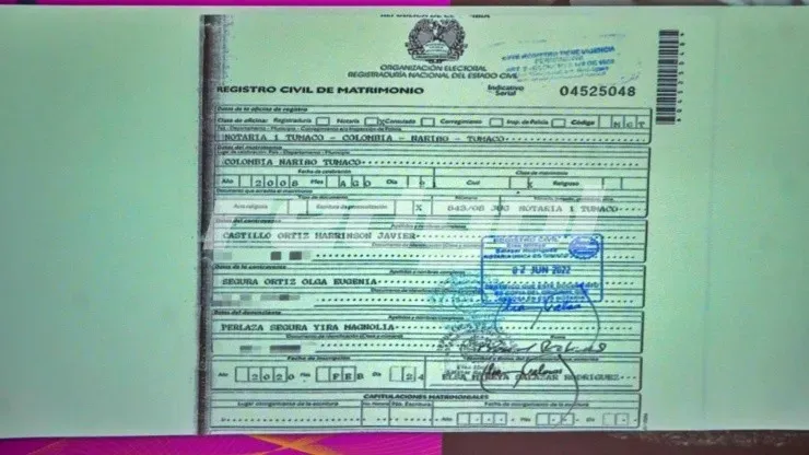 Además se incluye el certificado de matrimonio de los padres, donde aparece una hermana de Byron Castillo y el documento de seguridad social en salud, Adres, equivalente en Chile a Fonasa