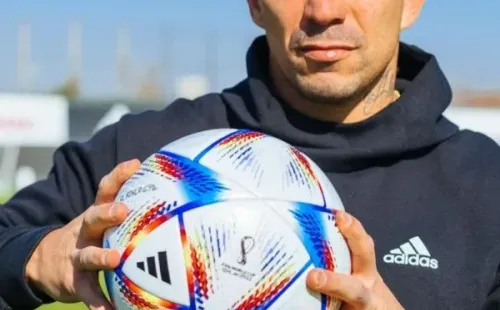 Gary Medel y el balón de la Copa del Mundo de Qatar 2022: muchos pensaron que es una señal… (Foto: Adidas)