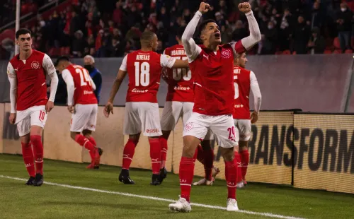 Romero festeja el único tanto de Independiente.