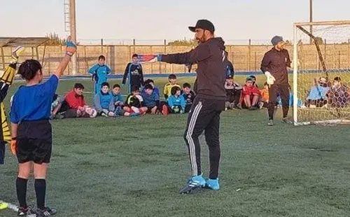 Claudio Bravo compartió con niños de la Región de Los Lagos. (Foto: Radio Cooperativa)