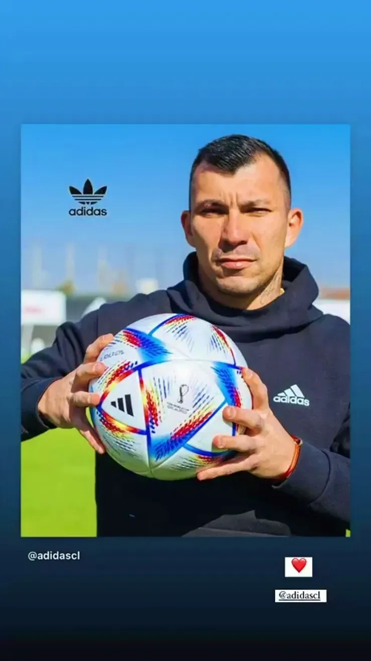 Gary Medel compartió esta fotografía para su marca deportiva con el balón oficial del Mundial de Qatar 2022, adidas Al Rihla