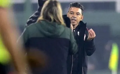 Marcelo Gallardo no entendió por qué Sebastián Beccacece le fue a gritar cosas. El melenudo DT bloqueó el juego y se fue expulsado. Foto: Getty Images