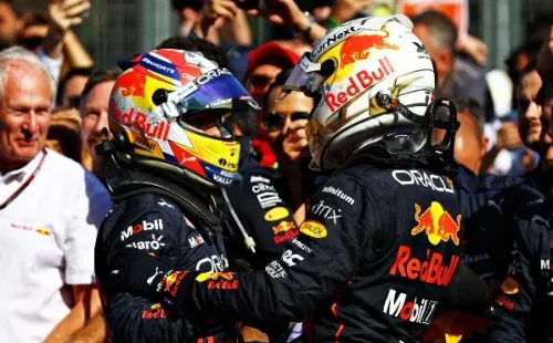 Verstappen y Pérez enorgullecen a Red Bull en el circuito callejero de Bakú. | Foto: Getty