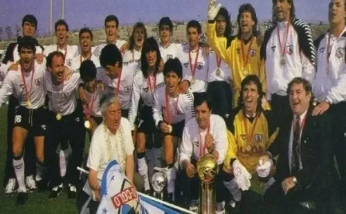 El papá de Christian Melillán aparece abajo con una bandera celebrando la Recopa en Kobe (Foto: Dale Albo)