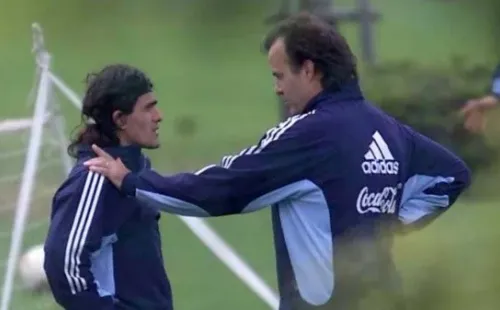 El Burrito Ortega con Marcelo Bielsa en una práctica de Argentina (Archivo)