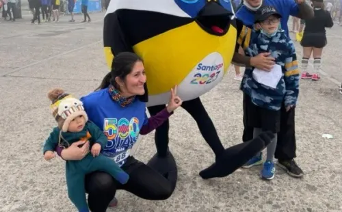 Los asistentes de la corrida en Cerrillos se tomaron fotos felices con Fiu, la mascota de Santiago 2023. | Foto: Santiago 2023