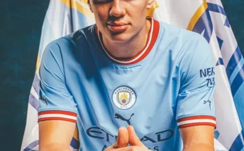 Erling Haaland llegó al Manchester City y hasta se fotografió con su camiseta. El delantero está listo para romperla en la Premier League. Foto: Comunicaciones Man. City