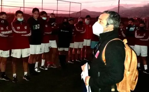 El Director del Trabajo, Pablo Zenteno, visitó el entrenamiento granate la semana pasada. (DT)