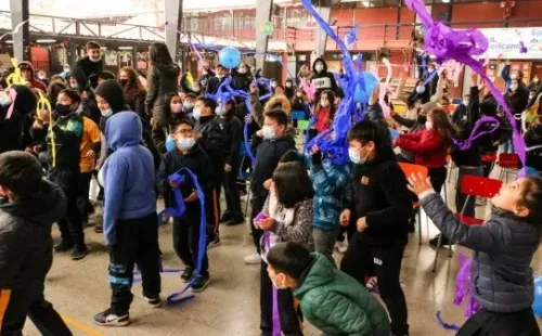 Los niños en el colegio Víctor Jara de La Pintana celebran el hito deportivo