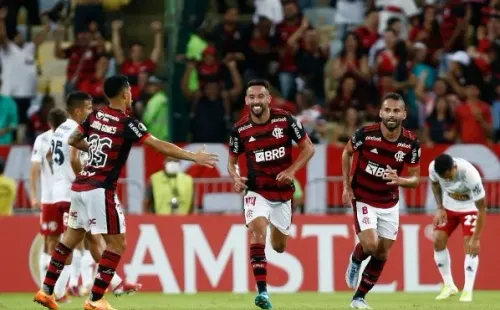 A la Católica y no la U: Mauricio Isla está a detalles de salir de Flamengo con destino a la UC. (Foto: Getty Images)