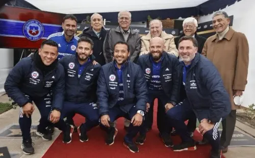 Manuel Astorga, Luis Eyzaguirre, el capitán Sergio Navarro, Jorge Toro y Humberto Cruz junto a parte del staff actual de la Roja. | Foto: Agencia Uno
